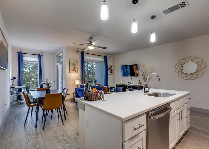 Gorgeous Condo Facing The Riverwalk With A King Suite