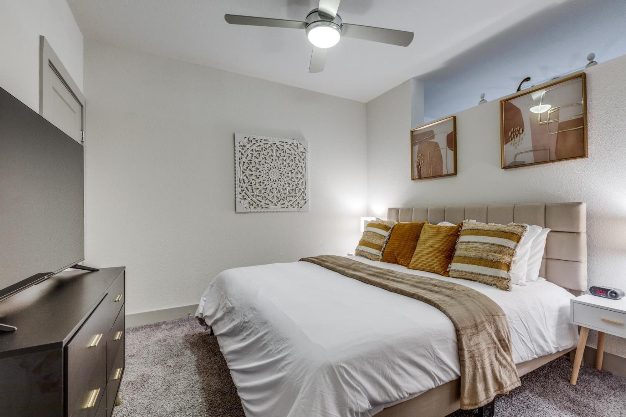 Gorgeous Facing The Riverwalk With A King Apartment