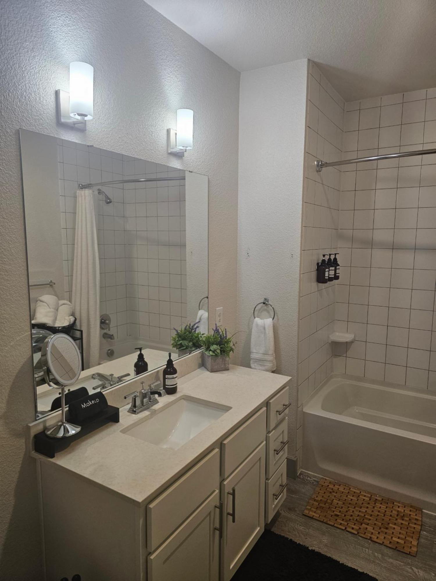 Gorgeous Facing The Riverwalk With A King Apartment *